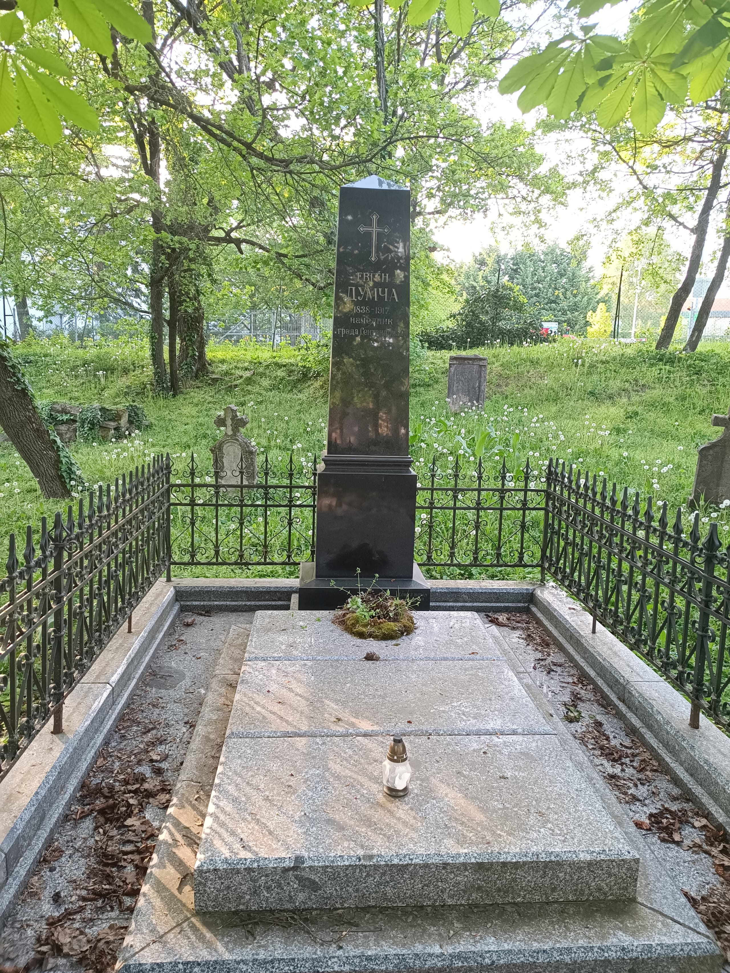 Dumtsa Jenő sírja