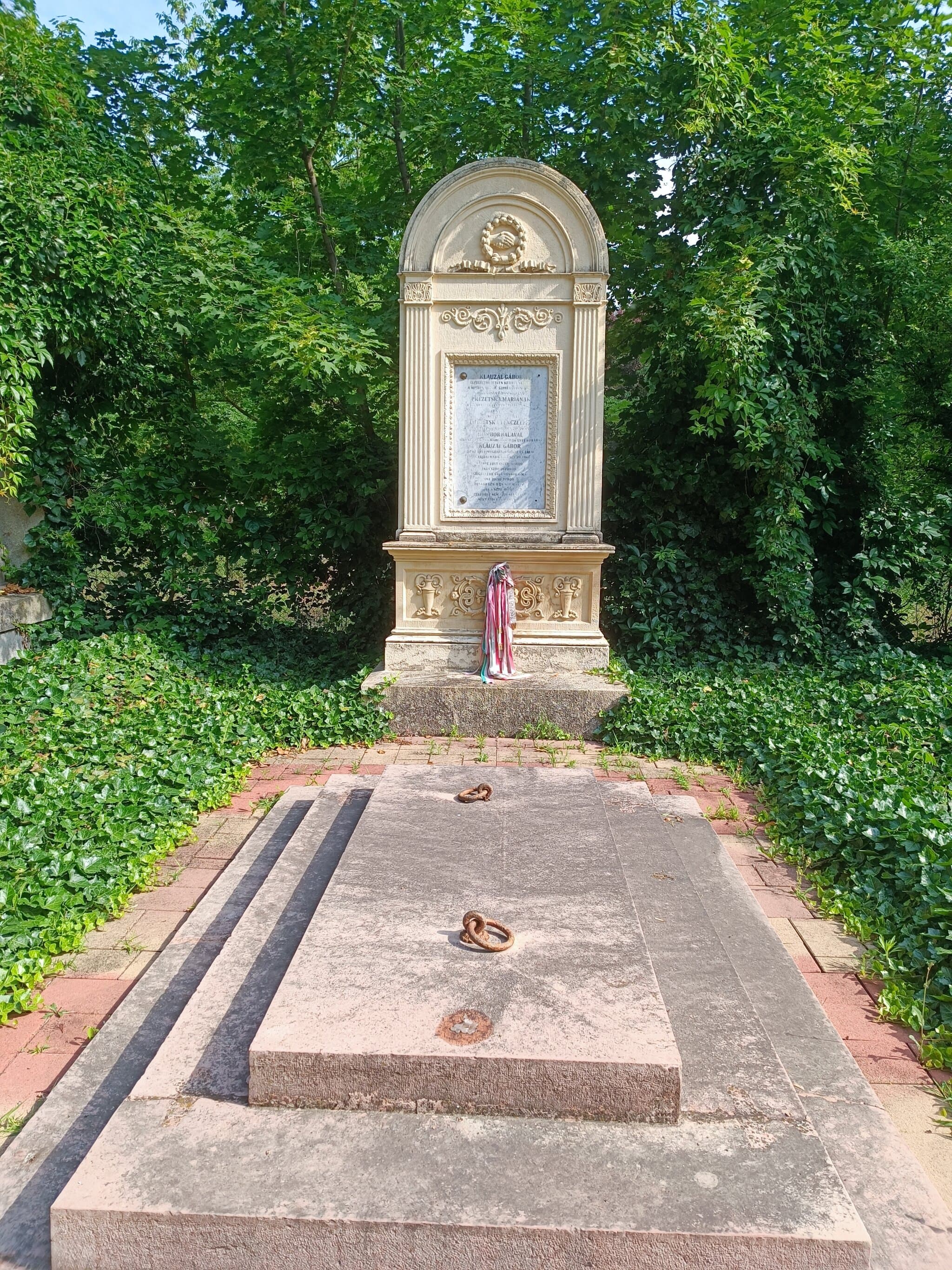 szlavoviczi Klauzál Gábor sírja