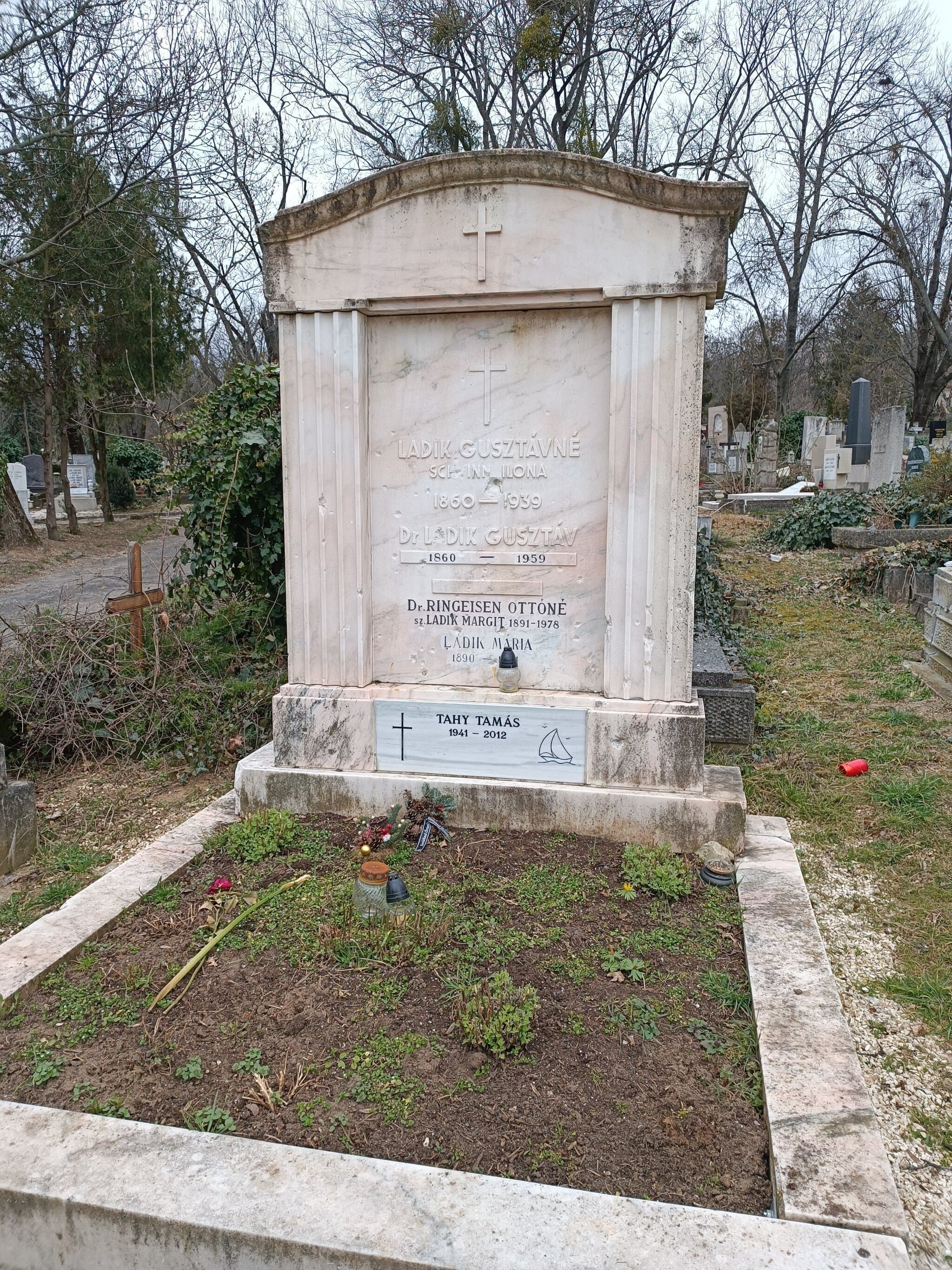 Ladik Gusztáv sírja