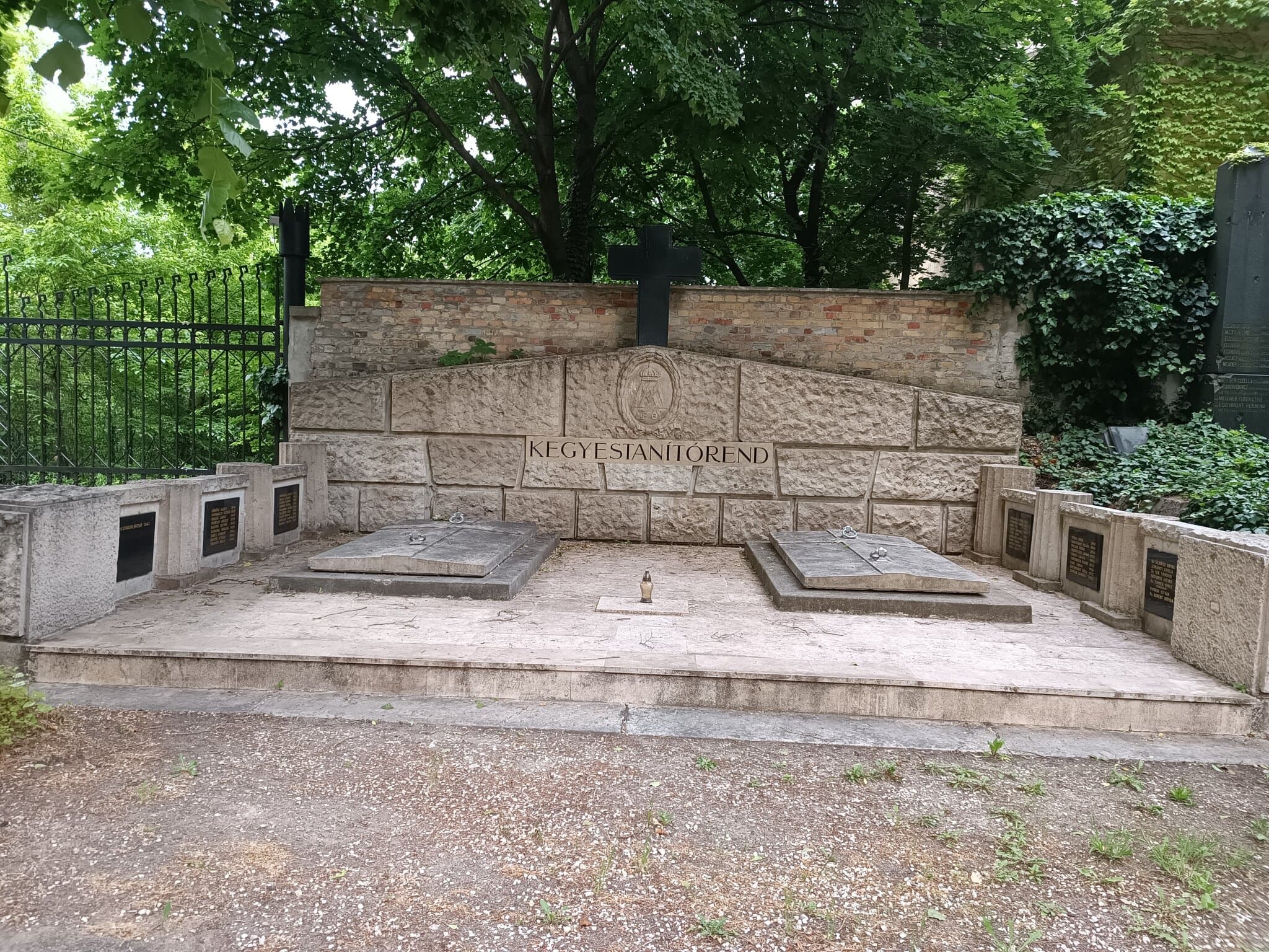 Schütz Antal O.Sch.P. sírja