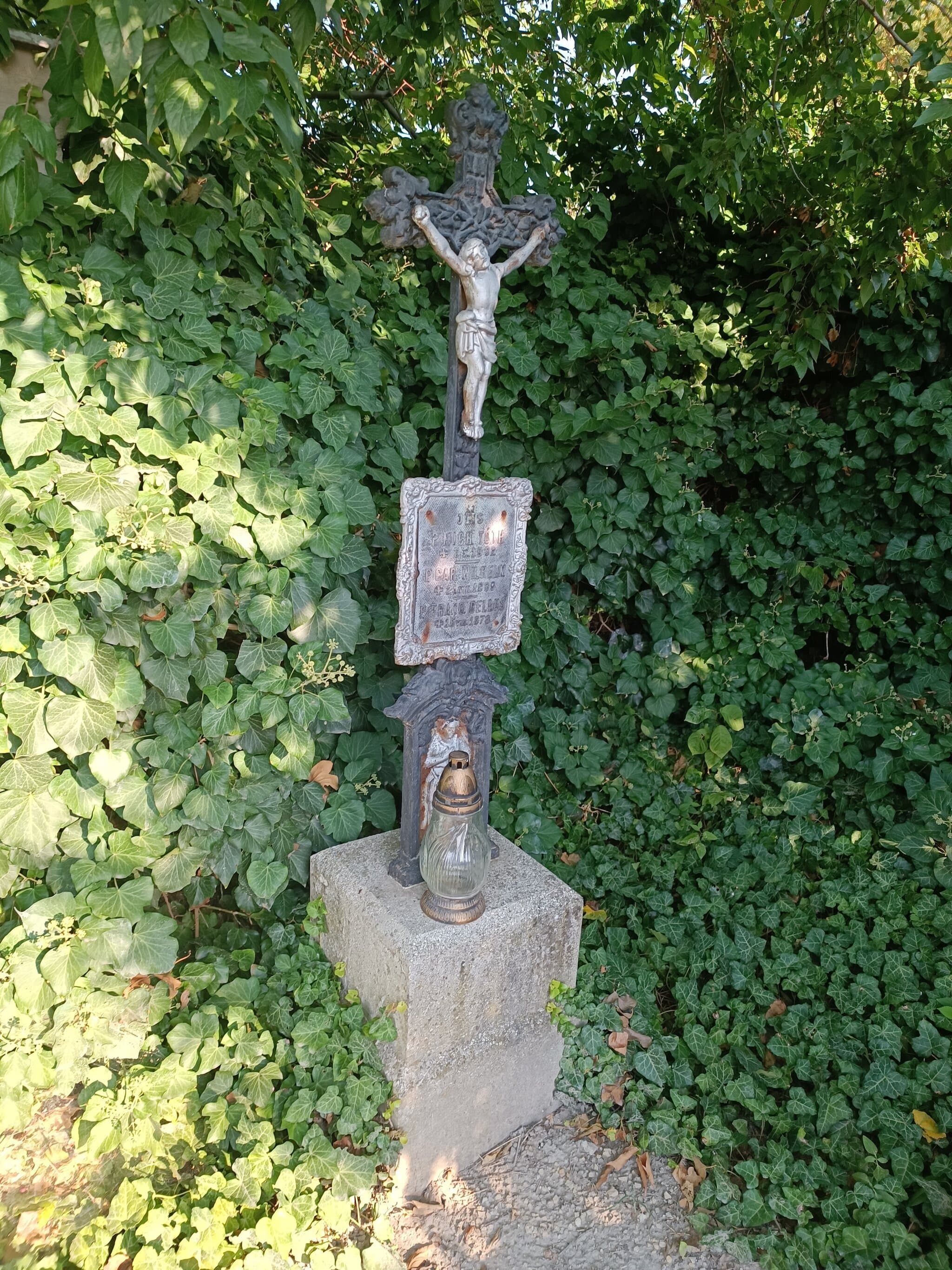 Tóth Mike SJ sírja