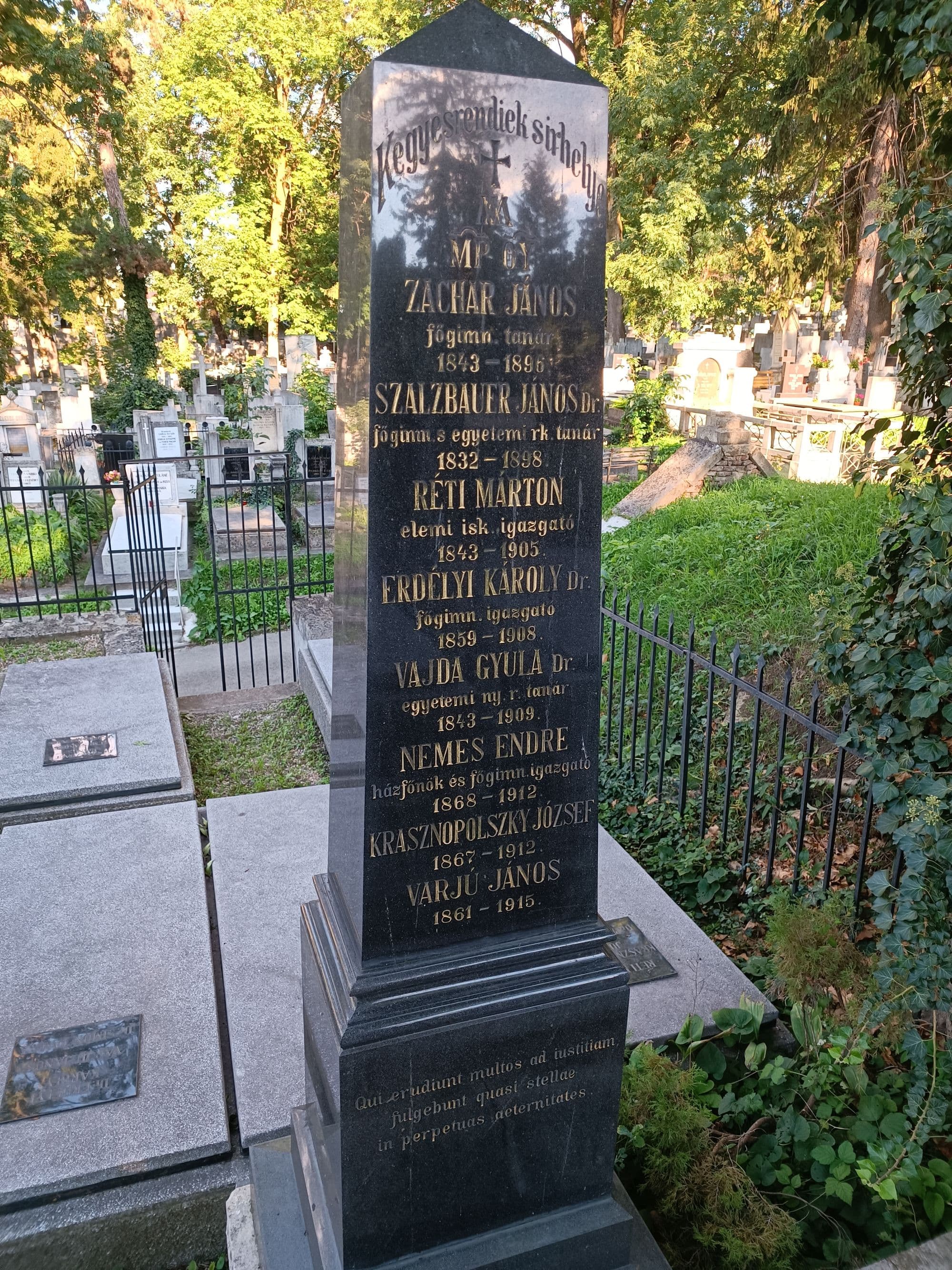 Salzbauer János O.Sch.P. sírja