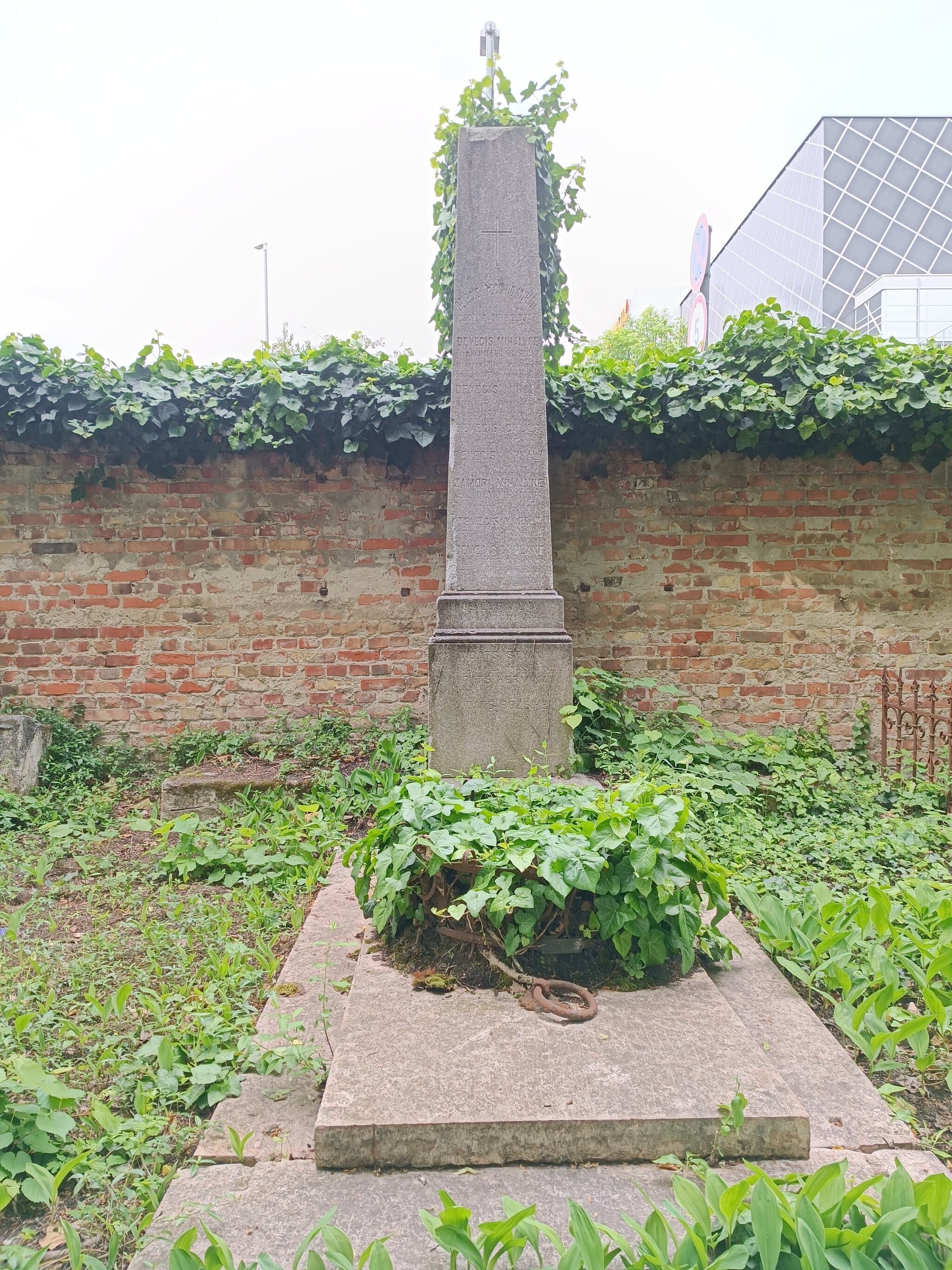 istenhegyi Devecis Del Vecchio Ferenc sírja
