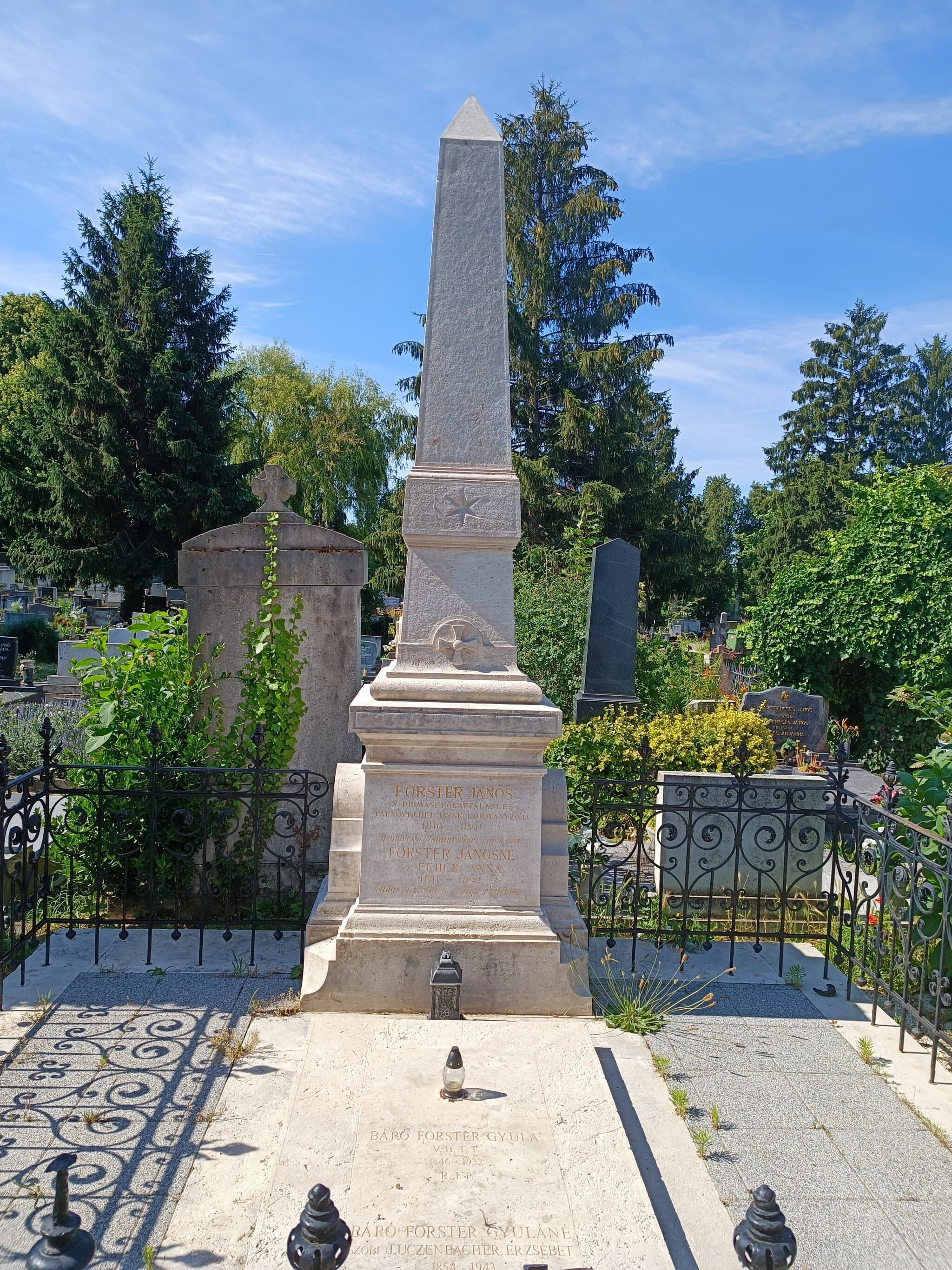 pusztakéri báró Forster Gyula sírja