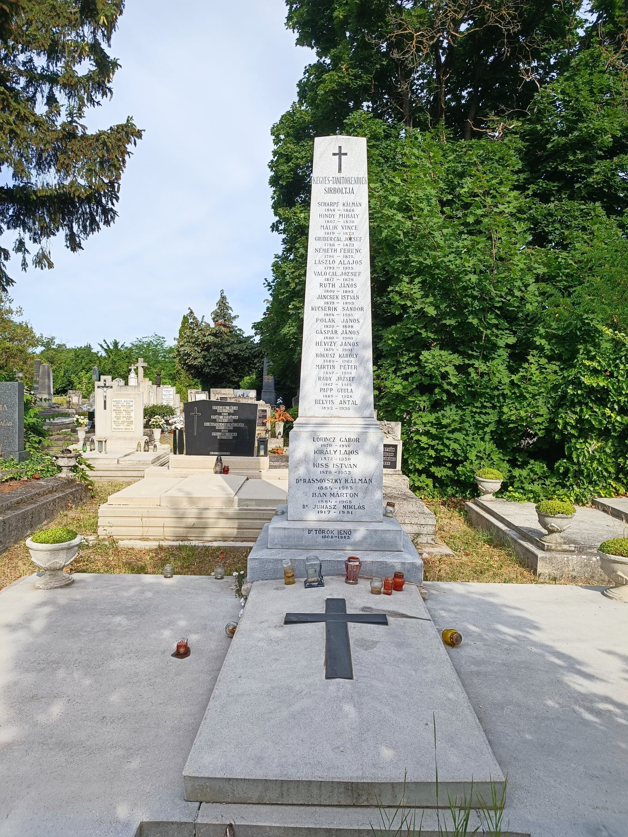 Hévizy János O.Sch.P. sírja