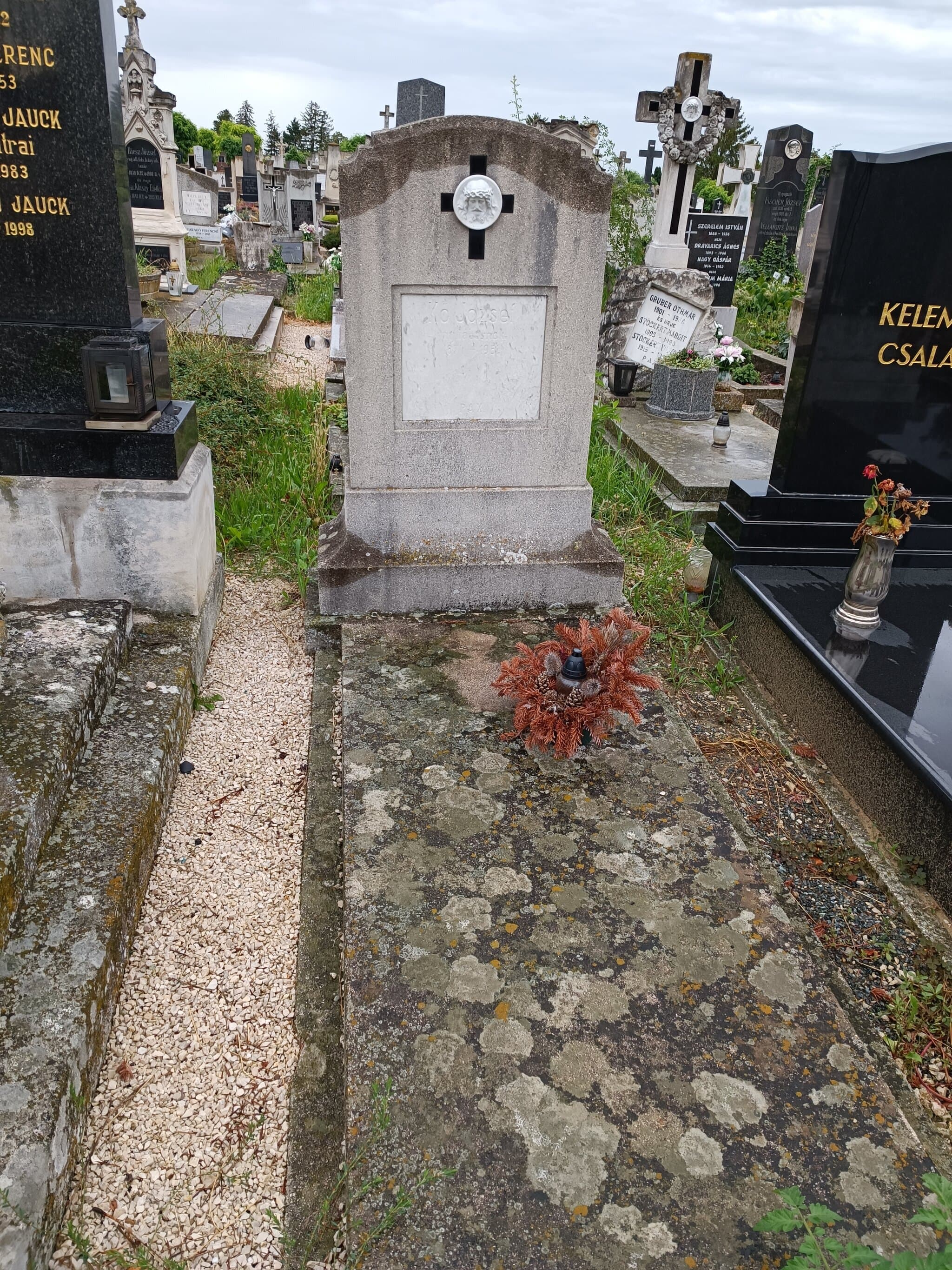 Kő József sírja